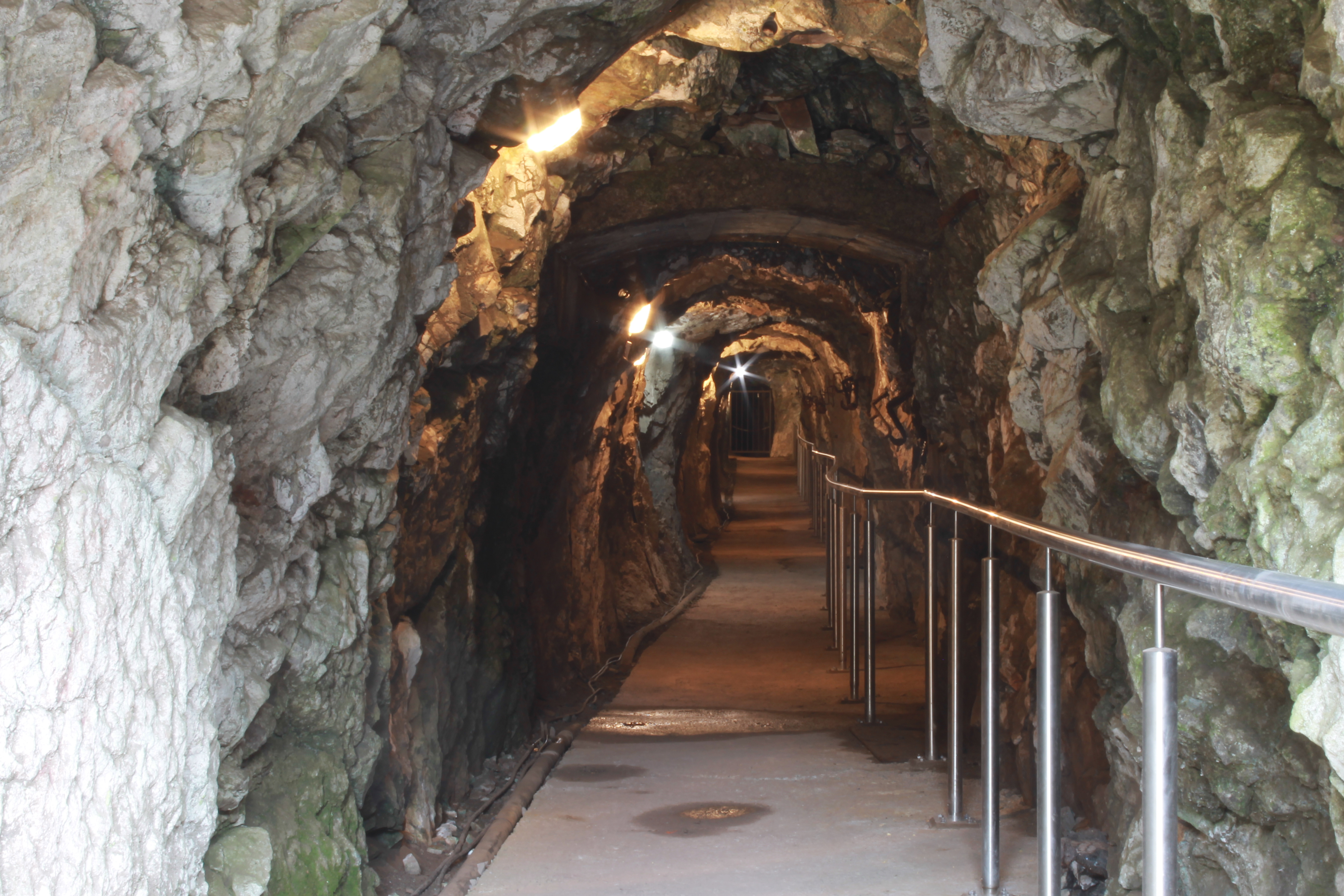 Eingang zum barrierefreien Erbstollen des Historischen Kupferbergwerks Fischbach