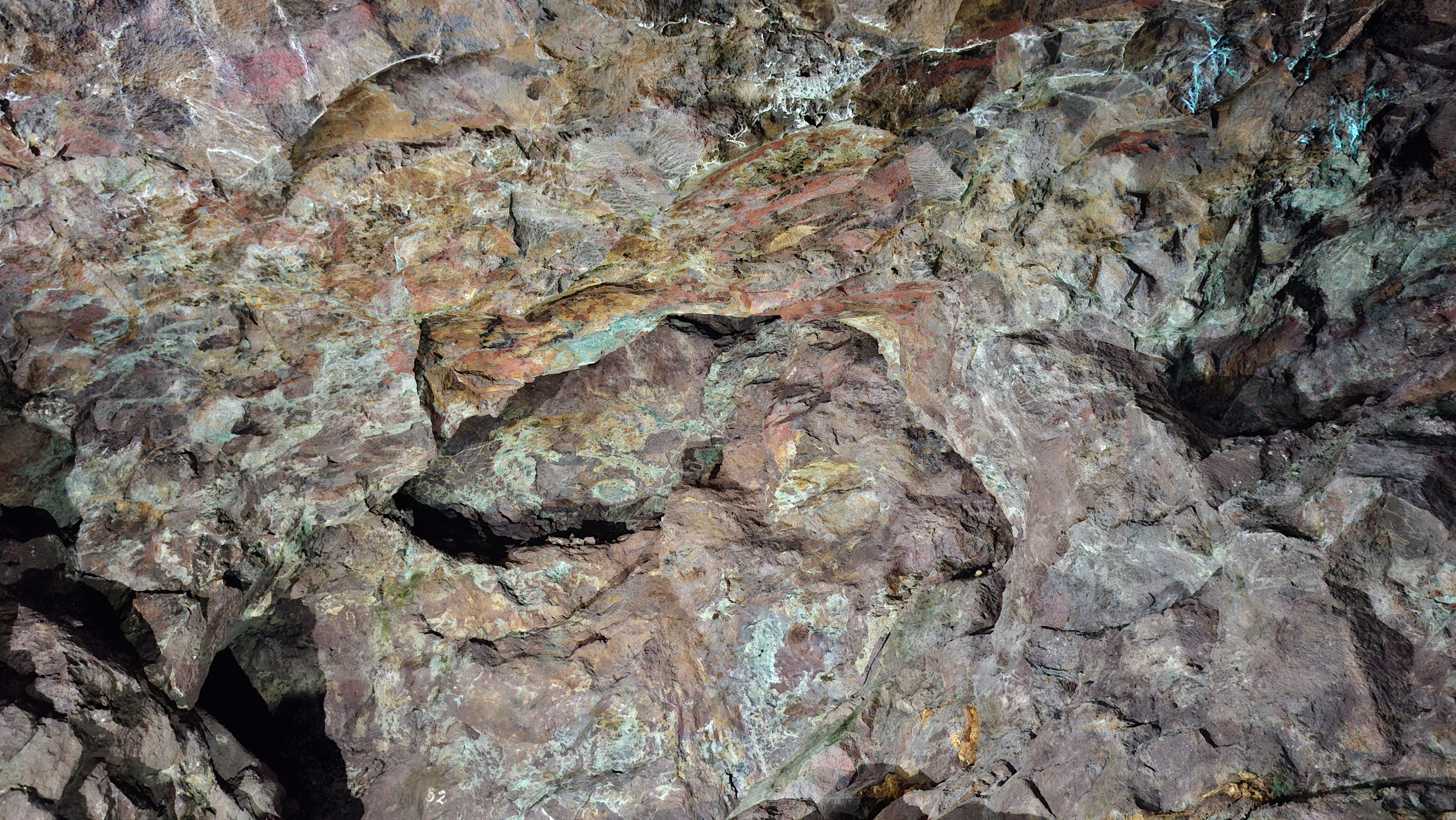 Farbige Kupferminerale im beleuchteten Fels
