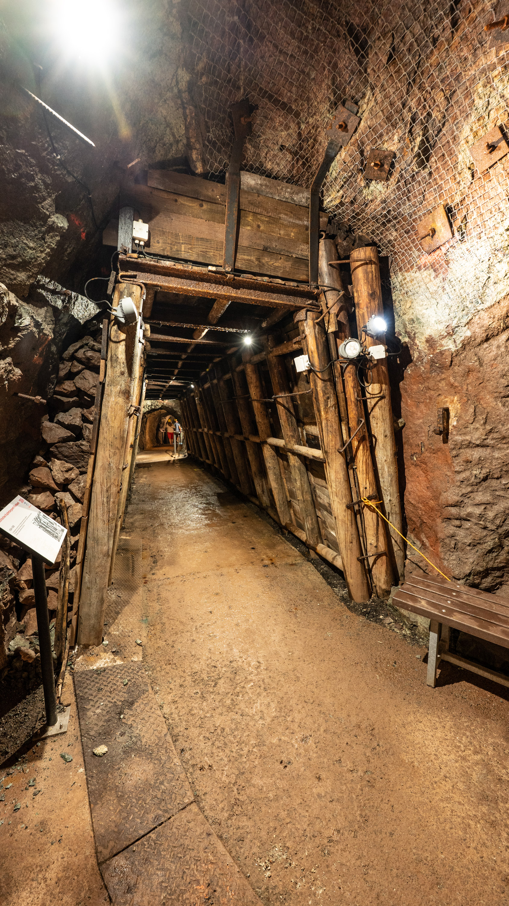 Beleuchteter historischer Stollen mit sichtbaren Felsstrukturen