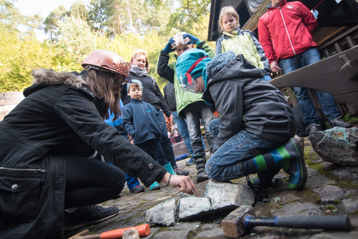 Familie mit Kindern bei einer Bergwerksführung