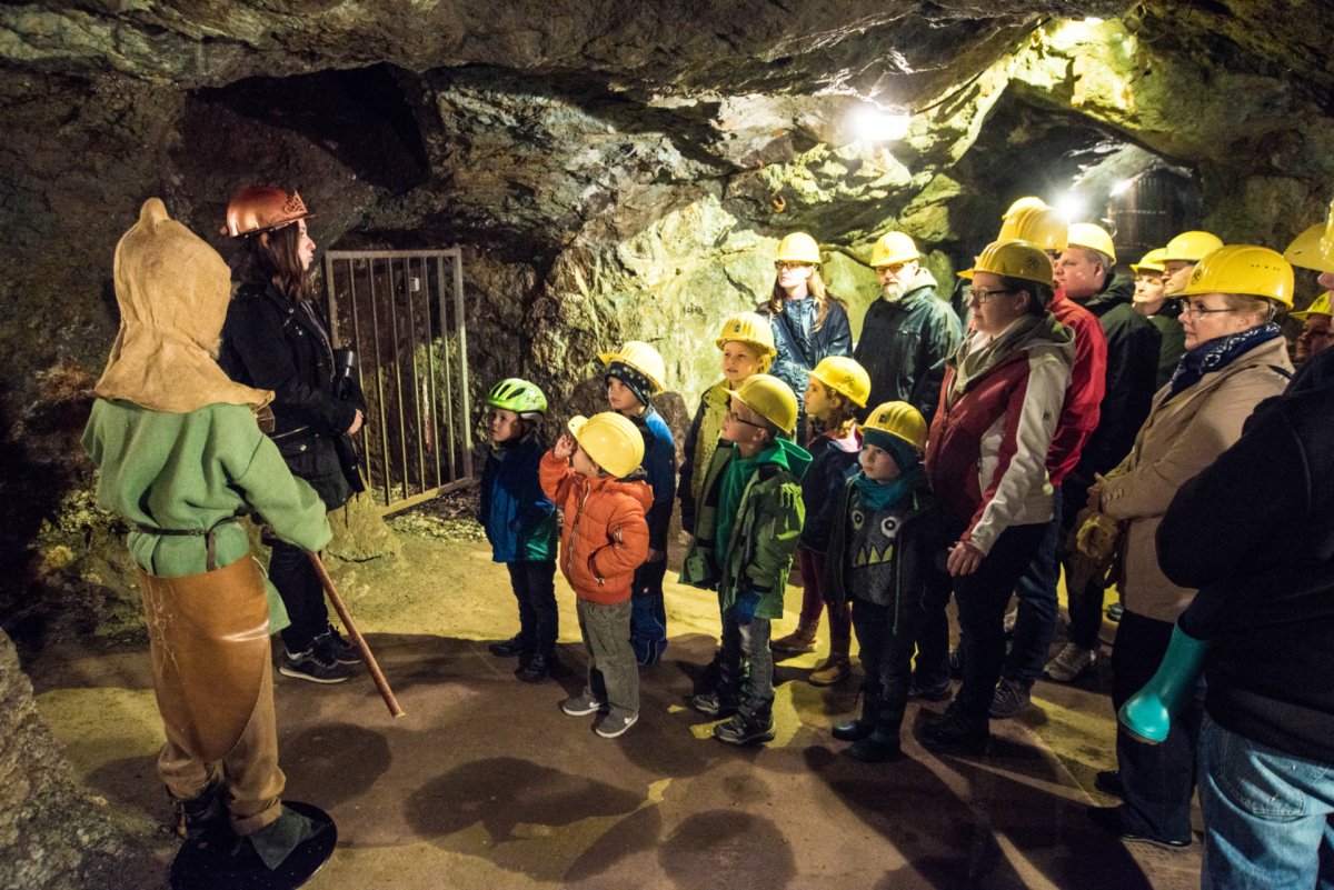 Familie mit Kindern bei einer Führung im Historischen Kupferbergwerk Fischbach