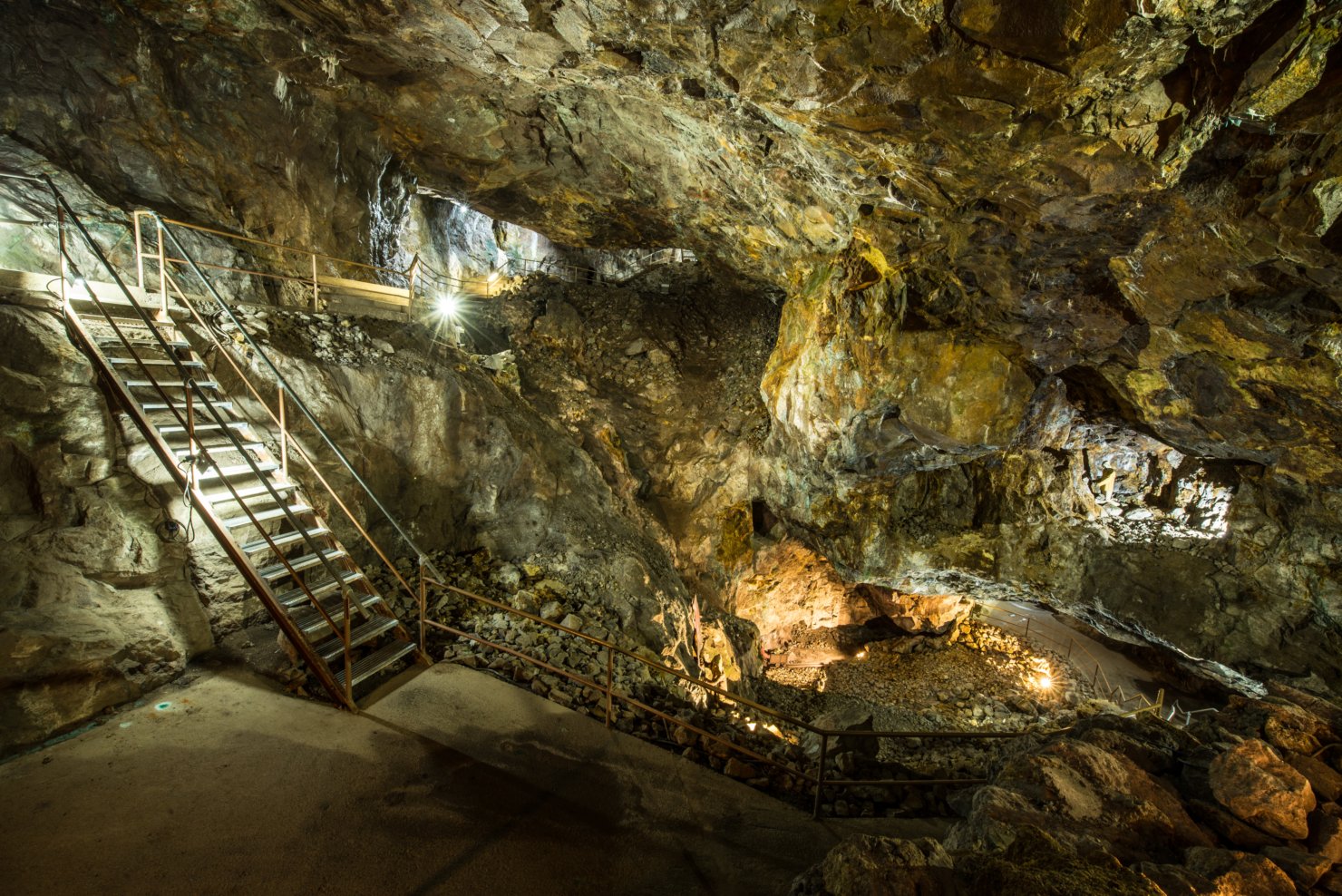 Historischer Stollen im Fischbacher Kupferbergwerk