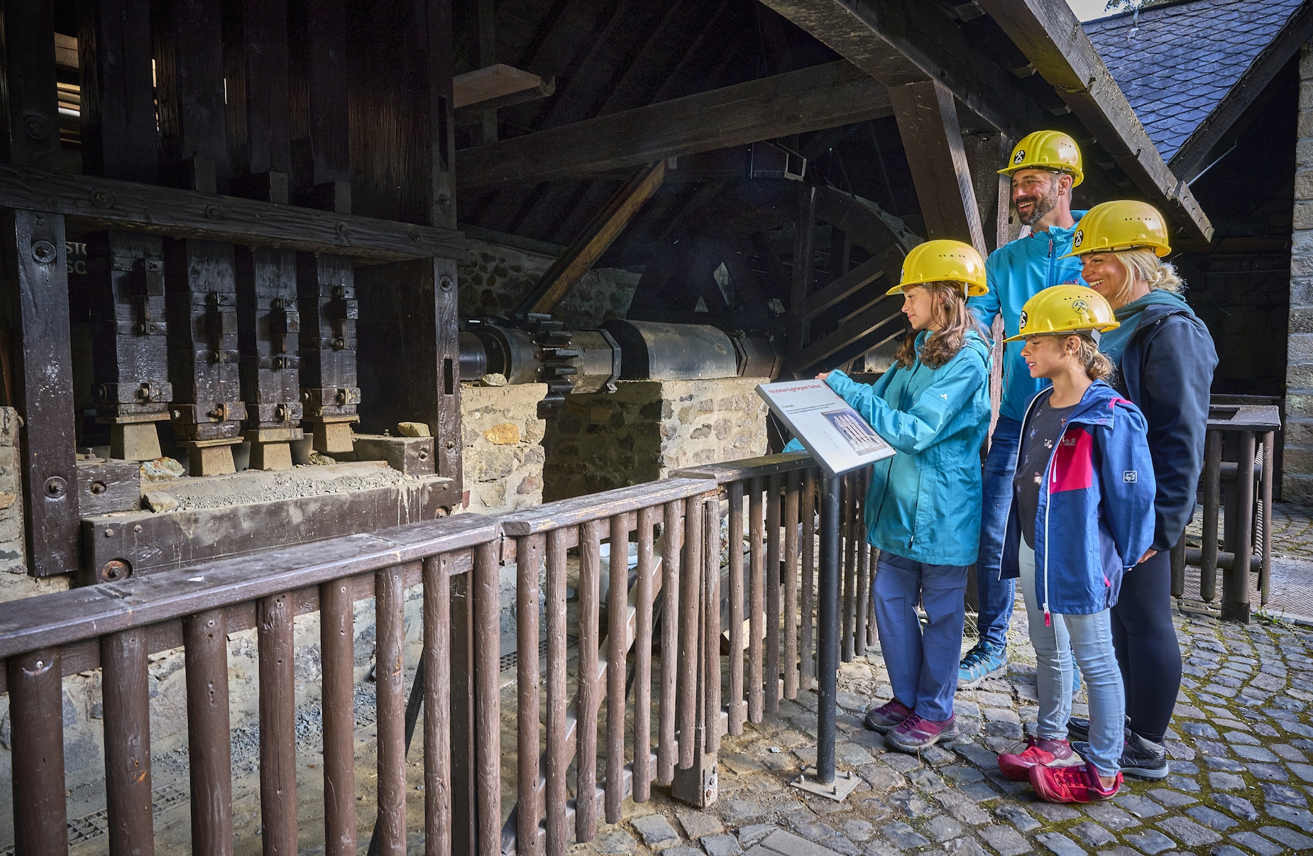 Eine Besuchergruppe erkundet das Historische Kupferbergwerk Fischbach