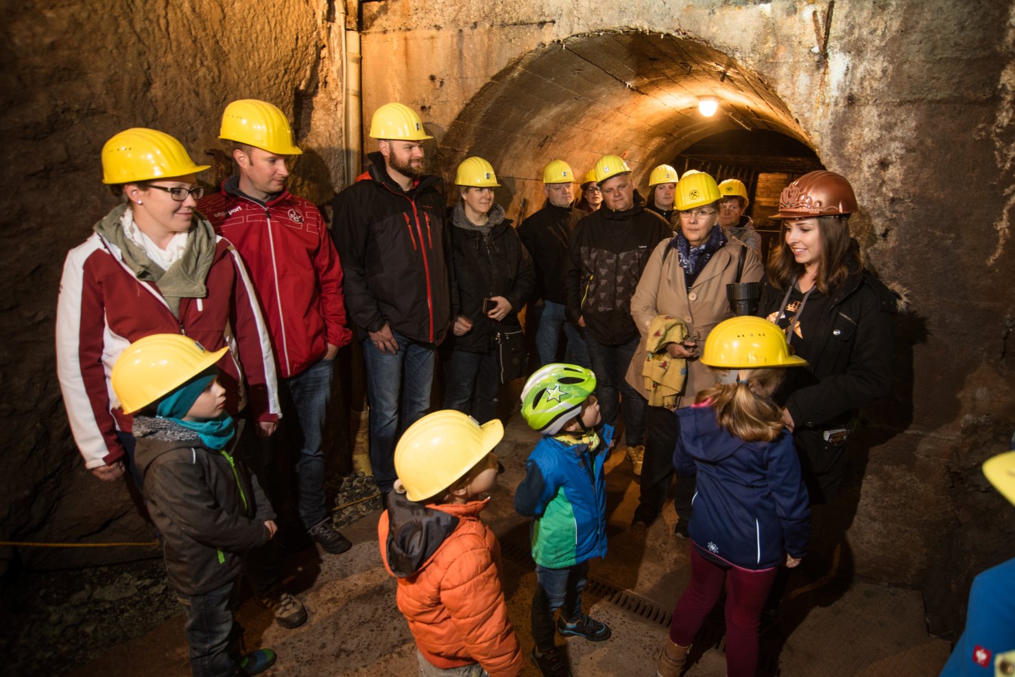 Schulklasse bei einer Führung durch das Besucherbergwerk