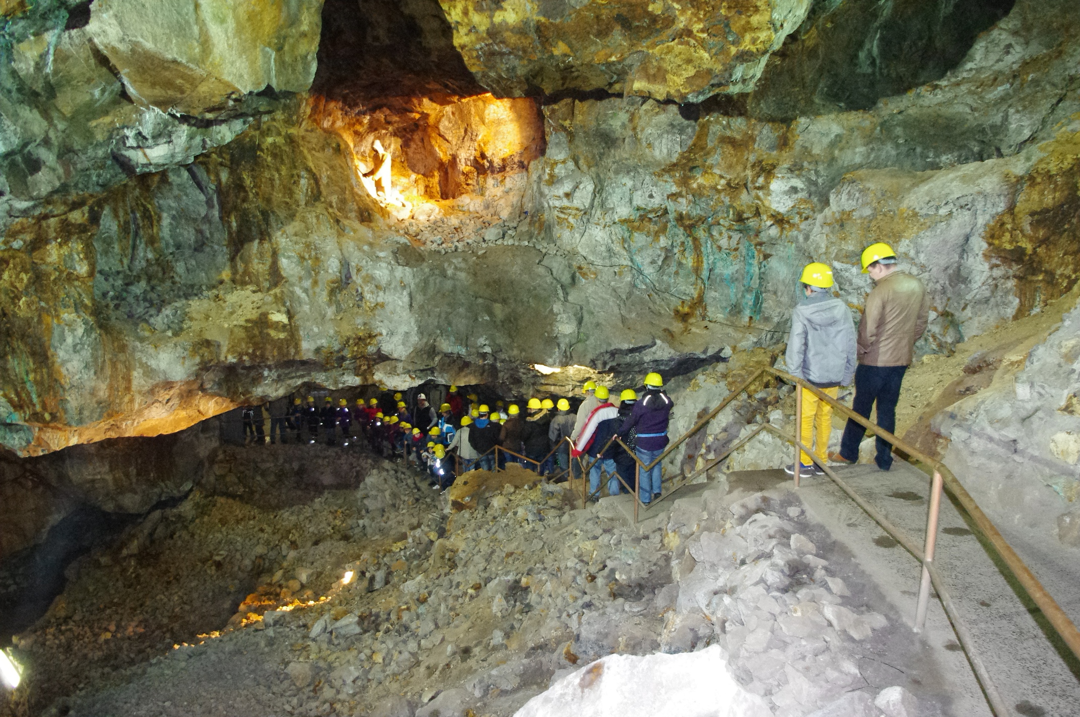 Besuchergruppe bei einer Führung durch das Historische Kupferbergwerk Fischbach